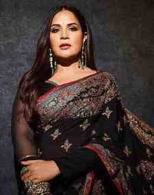 Hina Khan Offers Glimpses Of Night Shoot, Flaunts Her ‘Chot’: ‘Yeh Asli Nahi Hai’