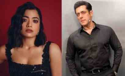  Hrithik's Girlfriend Saba Azad's Desi Look Leaves Sussanne In Awe ...