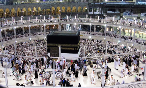 Makkah youngsters help elderly Italian women perform Umrah Makkah youngsters help elderly Italian women perform Umrah