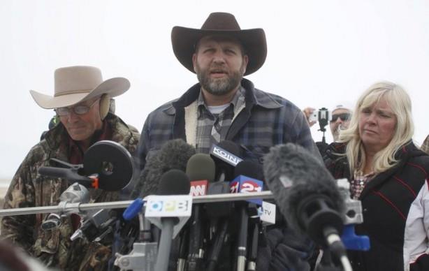 Oregon occupation simmers as few holdouts surrounded by law enforcement