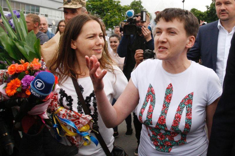 Freed Ukrainian pilot Savchenko arrives in Kiev to hero's welcome
