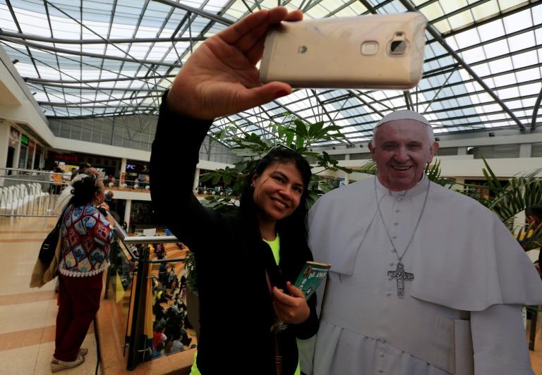 Colombia's Catholic church holds mall 'confession'