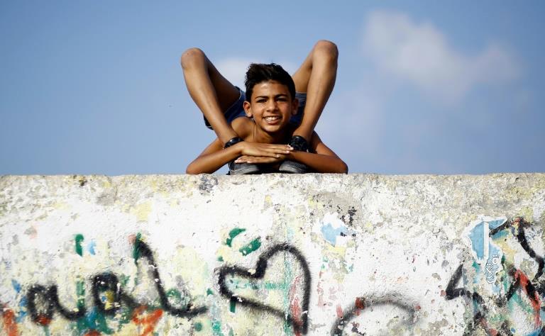 Palestinian contortionist seeks to flip record books