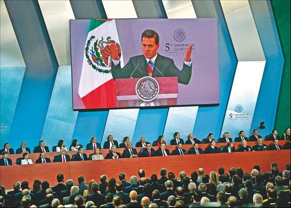 Mexican president pledges to defend Nafta, nation's 'dignity'