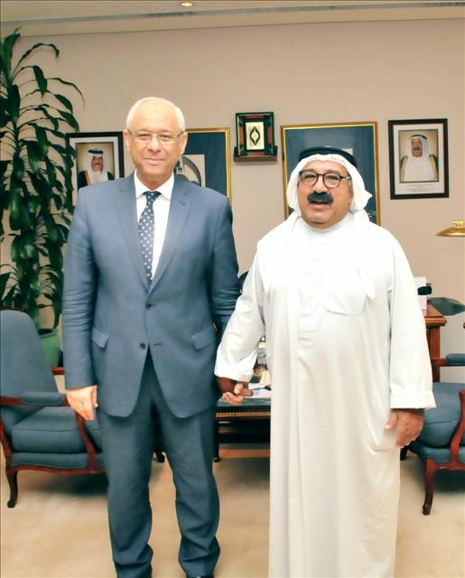 Kuwait- Minister of Amiri Diwan Affairs receives Egypt's envoy