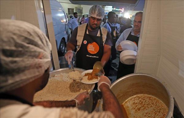 Dubai Municipality distributes food to over 8,000 labourers