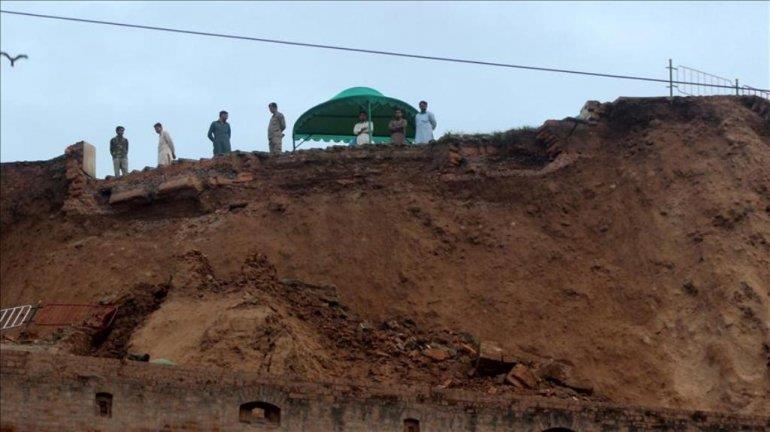 Landslide kills 8 in northwest Pakistan