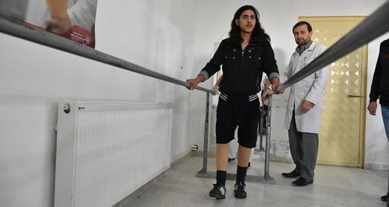 Syrian teenage boy gets prosthetic legs in Turkey