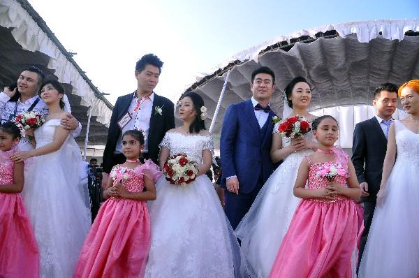 50 Chinese couples tie the knot in mass wedding in Sri Lanka