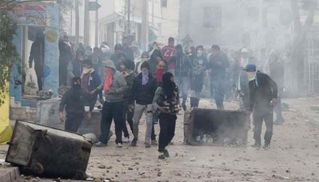 200 arrested, dozens hurt in fresh Tunisia unrest