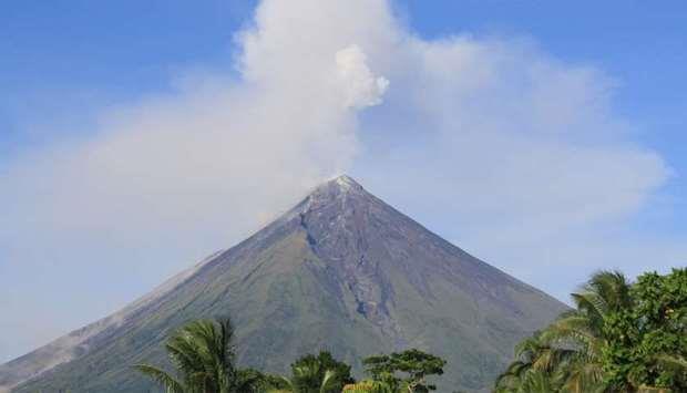 Qatar- Hundreds of people flee as Philippines' Mayon Volcano spews ash