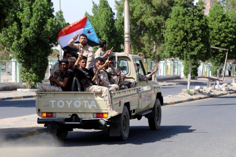 Yemen separatists capture Aden, government confined to palace