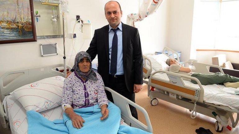 Turkish soldiers rescue old couple in Afrin operation