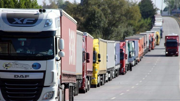 Turkey takes main share of foreign transit trucks via Iran