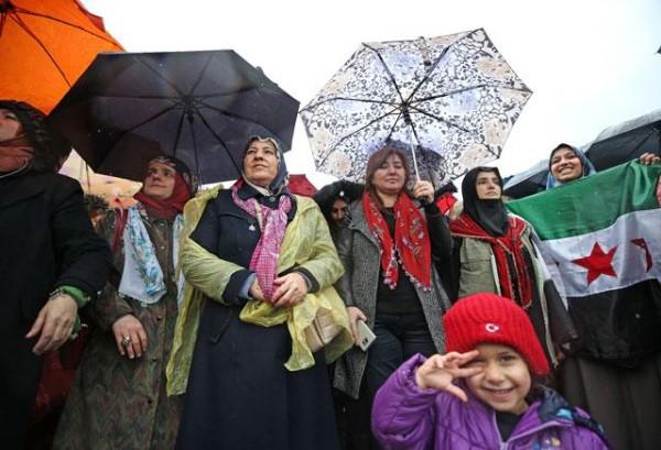 Bus convoy of 2,000 women heads to Syria for women's rights