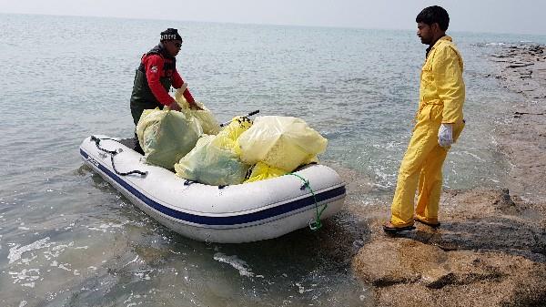 Kuwaiti divers remove 3 tons of waste from Ouha Island