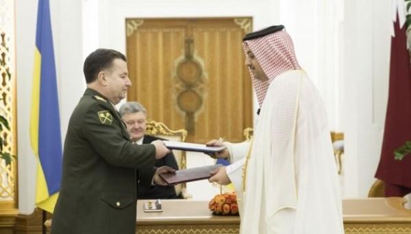 Defense Minister Poltorak signs military cooperation document in Qatar