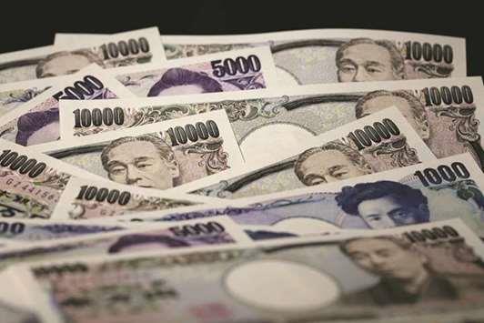 Abe's woes threaten to put yen in BoJ's inflation path