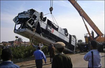 Egypt bus crash kills 20