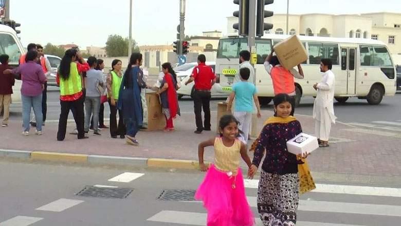 Children handout Iftar to motorists, labourers in UAE