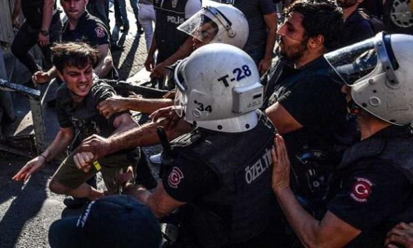 Turkish riot police violently break up Pride march