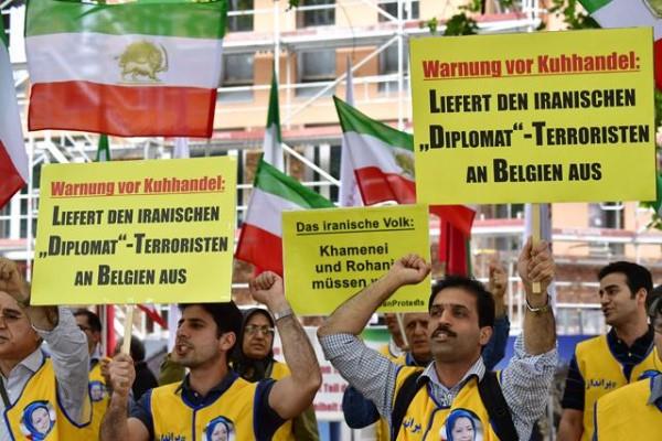 Germany holds Iran 'spy' on bomb plot charges