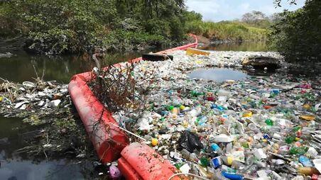 Barrier stops Panama Bay garbage overload