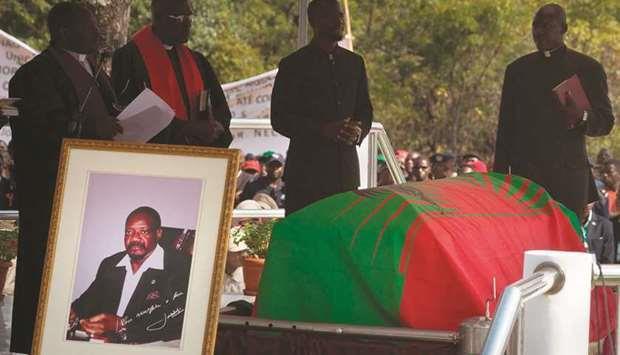 Angola rebel chief gets public burial 17 years after death