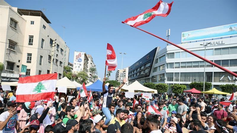 Lebanon's protests continue awaiting PM's economic plan