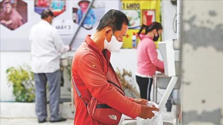In Vietnam, free 'rice ATMs' pop-up for those in need