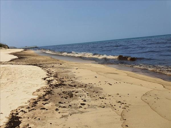UAE- After twin oil spills off its beaches, Sharjah warns vessels