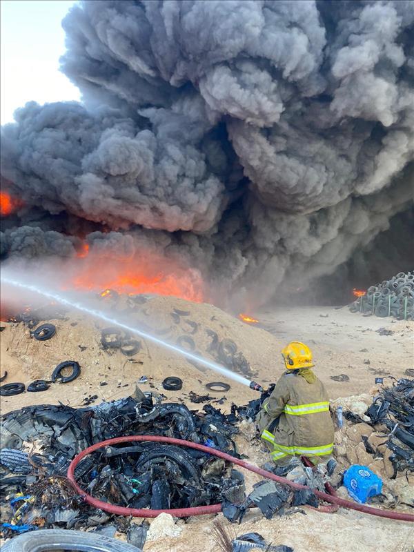 Kuwait-  Firefighters quench massive fire at Jahra tire dump