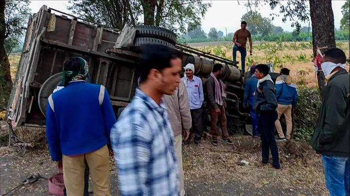India- PM Modi condoles death of 16 laborers in Maharashtra's Jalgaon | NewsBytes - Vimarsana News