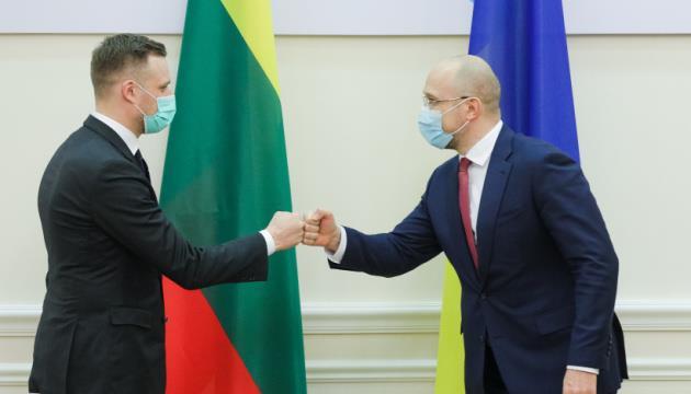 Lietuva – Landsbergis pagal specialią ES programą Ukrainai tieks vainikinių virusų vakciną