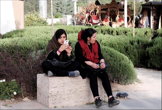 A death and sinking ethics of Iran's social media