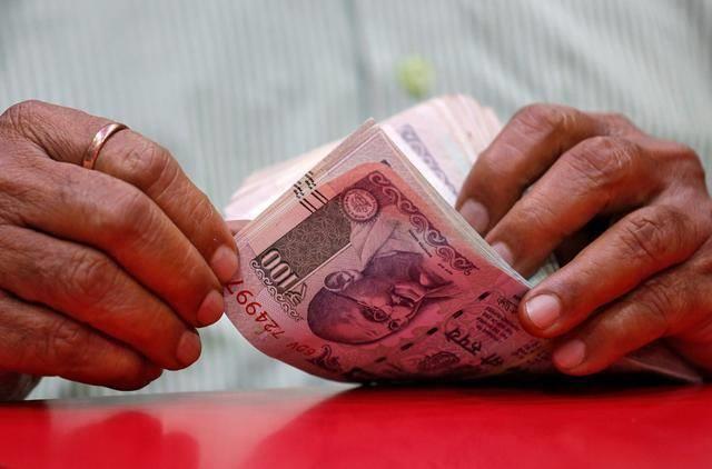 Indian rupee may fall to 20.6 vs dirham due to rising Covid cases