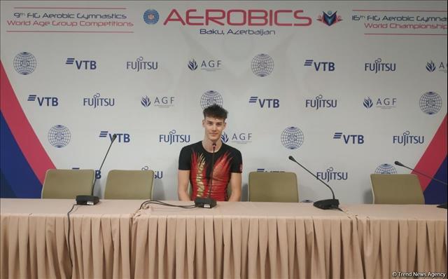 Lietuvos sportininkas džiaugiasi dalyvaudamas 16-ajame pasaulio aerobinės gimnastikos čempionate Baku