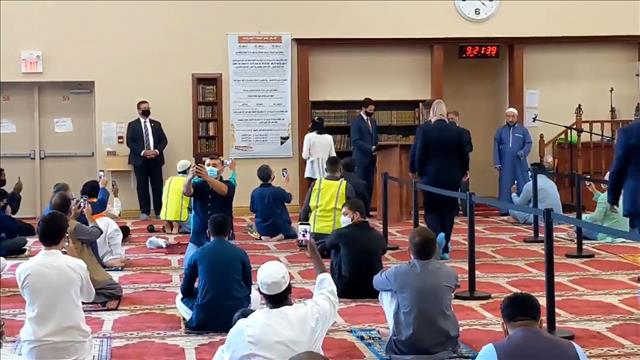 شاهد.. رئيس وزراء كندا يهنىء مسلمي بلاده بعيد الأضحى من داخل مسجد - العرب والعالم