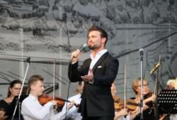 Russian singer pays tribute to Muslim Magomayev [PHOTO]