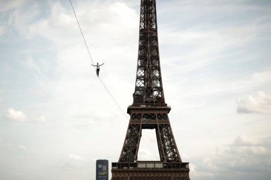 French slackliner wows crowd with Eiffel Tower performance