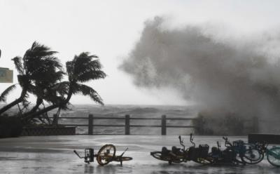 Typhoon Kompasu makes landfall in China's island province 