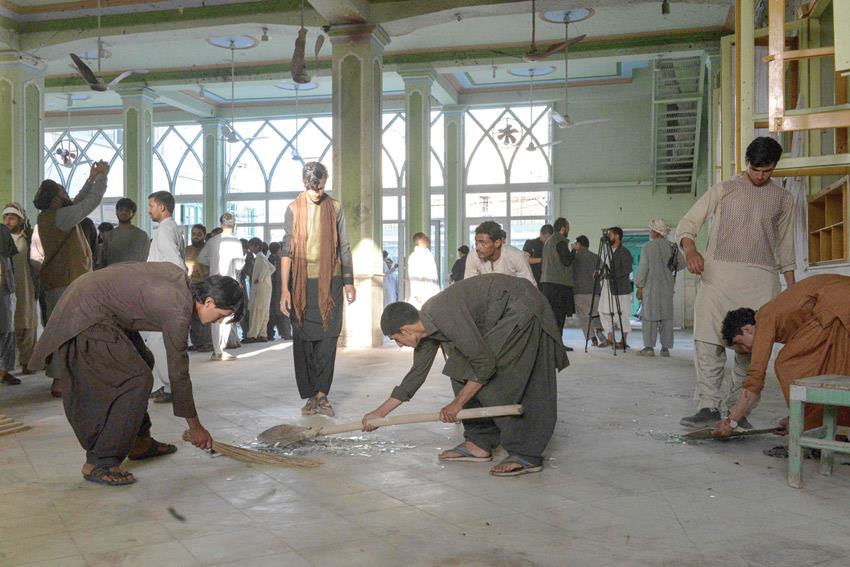 33 قتيلا وعشرات الجرحى في هجوم انتحاري على مسجد شيعي في أفغا... | MENAFN.COM