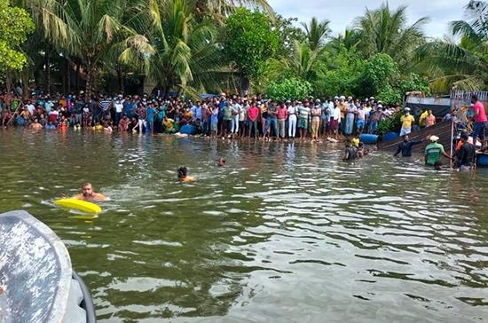 Sri Lanka - Six people killed after ferry capsizes in Kinniya