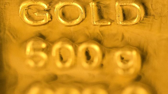 Gold Prices Struggle Even as Markets Convulse Amid Omicron Fears