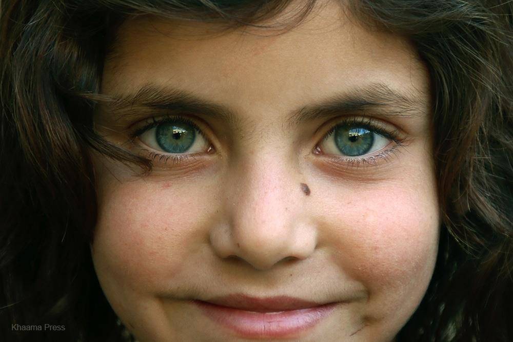 Green-eyed child begging food on Kabul streets loses addicted father