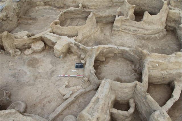 Israel discovers 1,900-year-old industry building, large cemetery