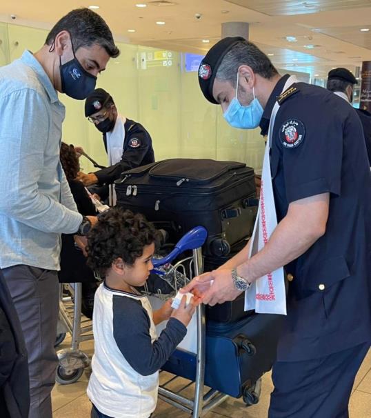 الإمارات - هدايا ترحيبية من جمارك أبوظبي للقادمين من العائلات والأطفال' 