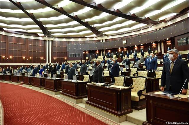 Azerbaijan's parliament honors memory of servicemen who died in helicopter crash