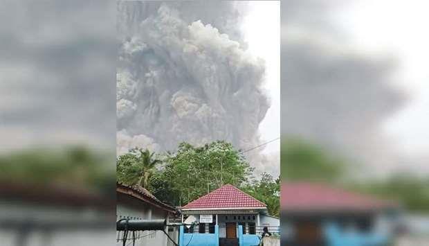 Qatar - Indonesia volcano eruption injures dozens