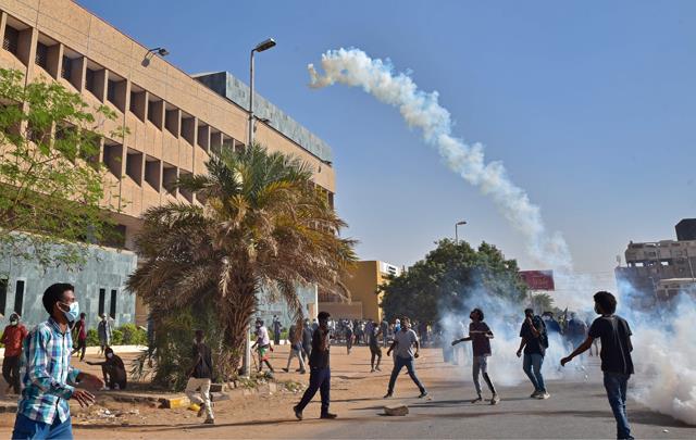 UK - Sudan security forces fire tear gas at demos against post-coup deal